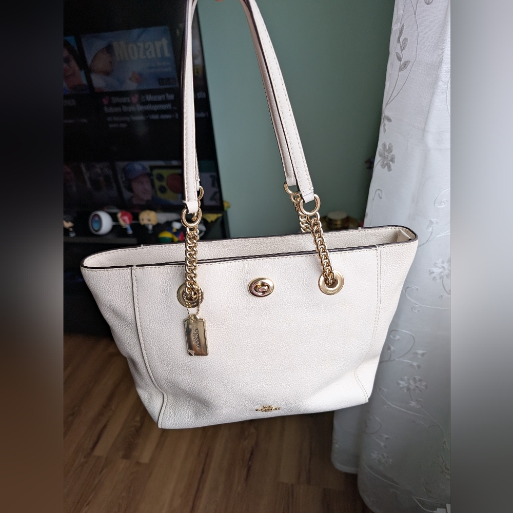 Coach pebbled leather tote with turnlock (white) - 2018 model number 57107
